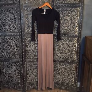 very stylish dress. size s. no stains or damage. like new.